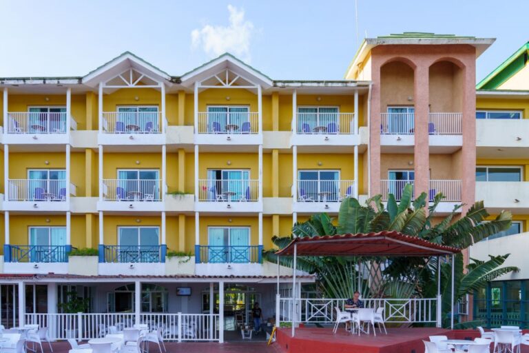 Фото для новини:Російських туристів почали виселяти з готелів на Кубі