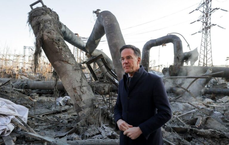 Фото для новини:Рютте показали наслідки удару Росії по ТЕЦ в Києві