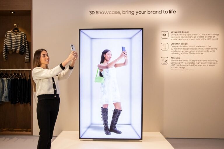 Фото для новини:Samsung представила комерційні 3D-дисплеї, для яких не потрібні окуляри