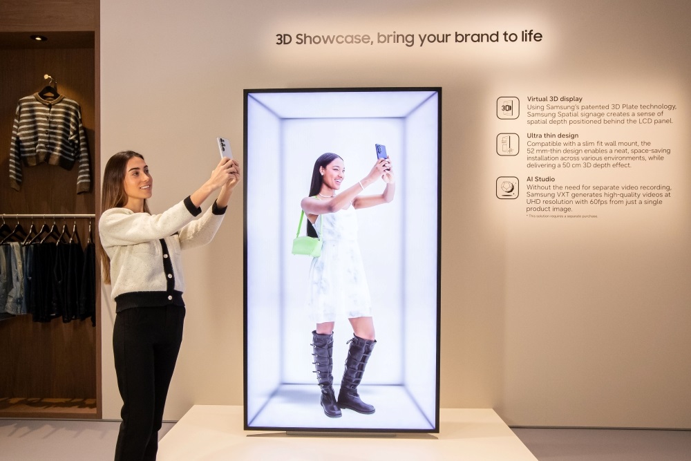 Фото для новини:Samsung представила комерційні 3D-дисплеї, для яких не потрібні окуляри