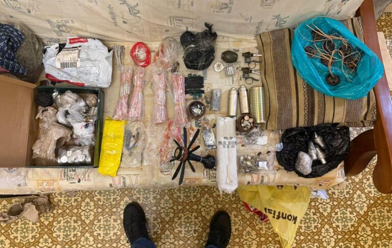 Фото для новини:Сапер із з фронту поштою відправляв зброю та вибухівку до Харкова