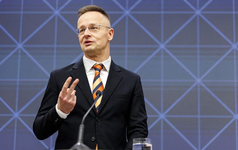 Фото для новини:Сійярто поширив фейк про "вимоги" Києва - МЗС