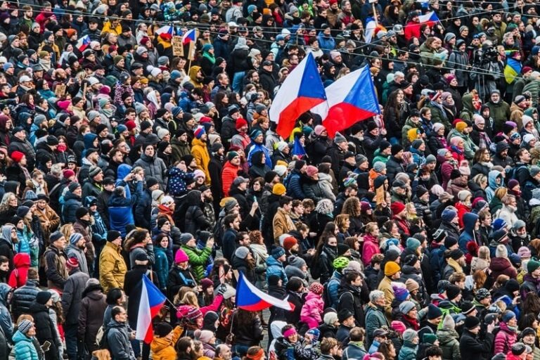 Фото для новини:Скандал у Чехії: на підтримку президента пройшли масові акції протесту