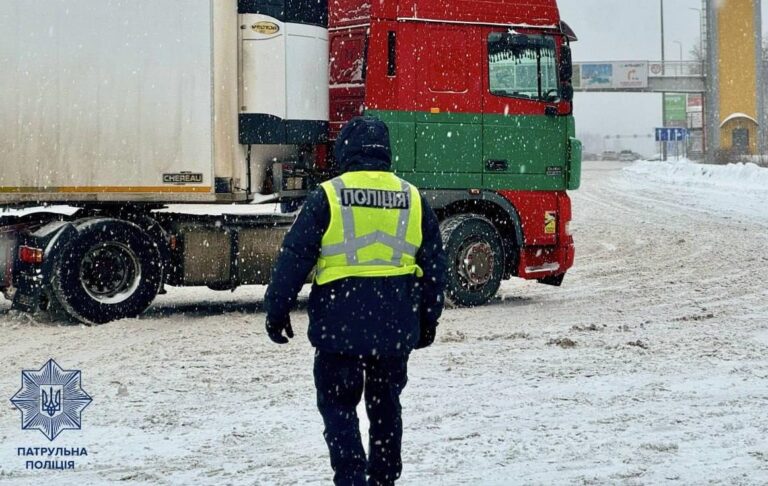 Фото для новини:Слизькі дороги та сніг: від початку доби сталися 785 ДТП