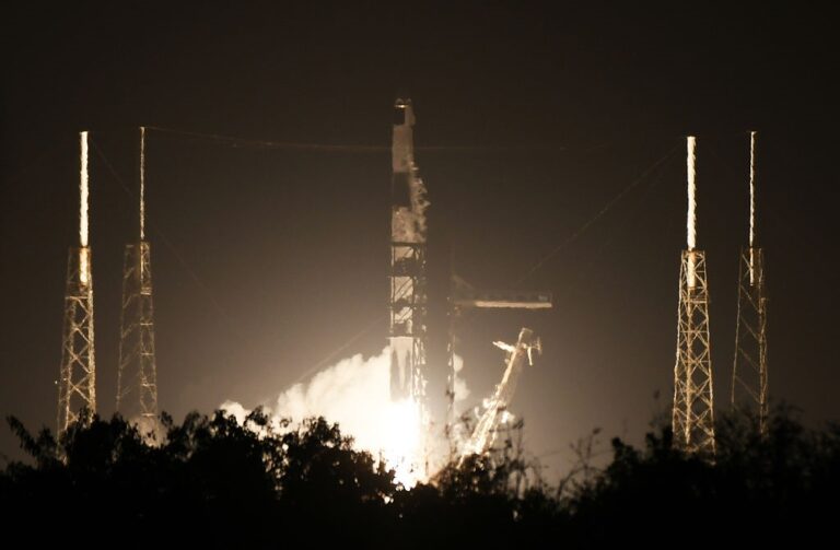 Фото для новини:SpaceX вдруге приземлила ракету на Багамах