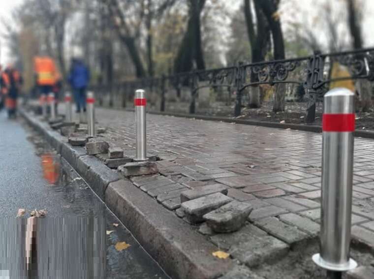 Фото для новини:Справа на 1,4 мільйона начальника Подільського ШЕУ судитимуть за закупівлю бракованих стовпчиків