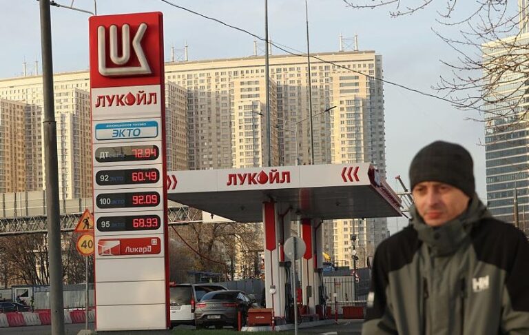 Фото для новини:США сповільнили продаж активів Лукойлу для тиску на Росію - ЗМІ