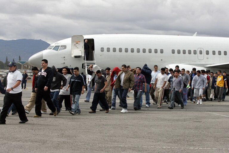 Фото для новини:США витратили понад $40 млн на депортацію 300 мігрантів до чужих країн