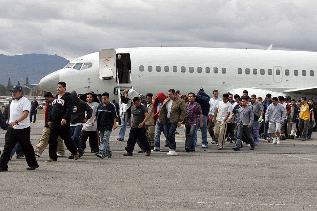 Фото для новини:США витратили понад $40 млн на депортацію 300 мігрантів до чужих країн