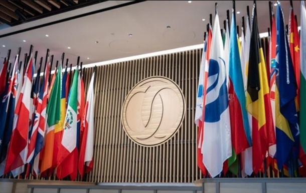 Фото для новини:Світова економіка помірно зростає, але з глибокими структурними кризами