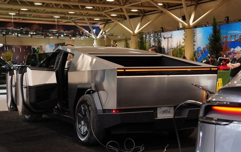 Фото для новини:Tesla презентувала найдешевший варіант Cybertruck