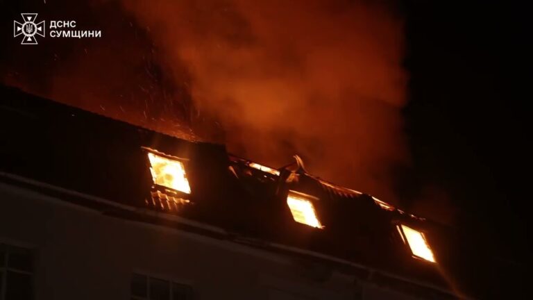 Фото для новини:Суми: росія завдавла ударів по готелю – під час ліквідації пожежі відбулася повторна атака