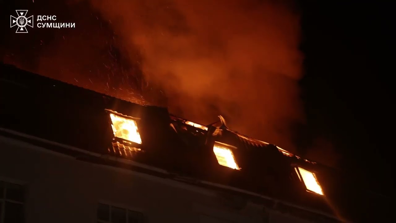 Фото для новини:Суми: росія завдавла ударів по готелю – під час ліквідації пожежі відбулася повторна атака