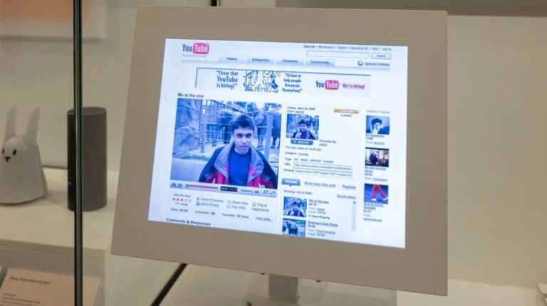 Фото для новини:У Британії відтворили YouTube зразка 2006 року: раритет показують у музеї