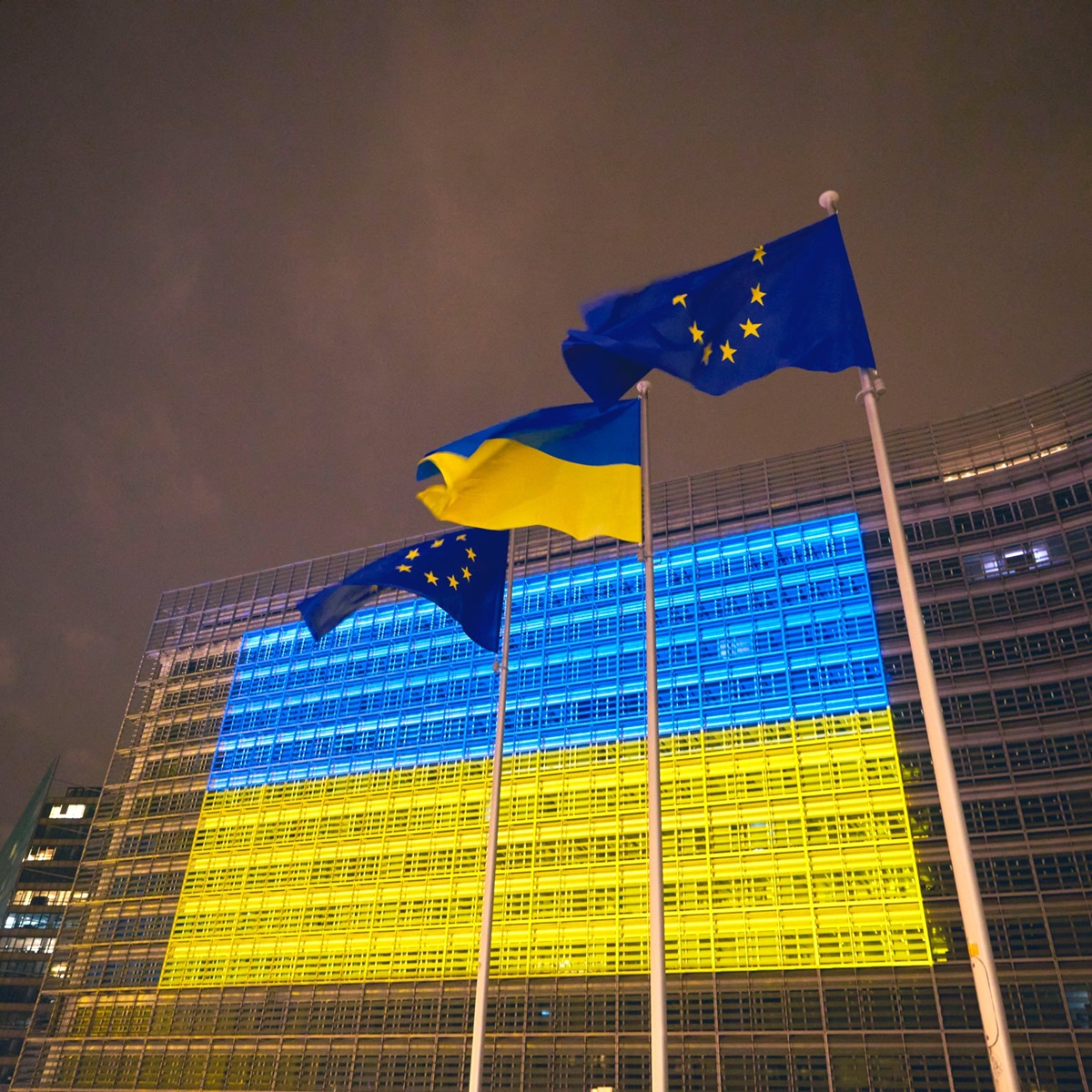 Фото для новини:У Брюсселі будівлі ЄС засвітилися синьо-жовтим