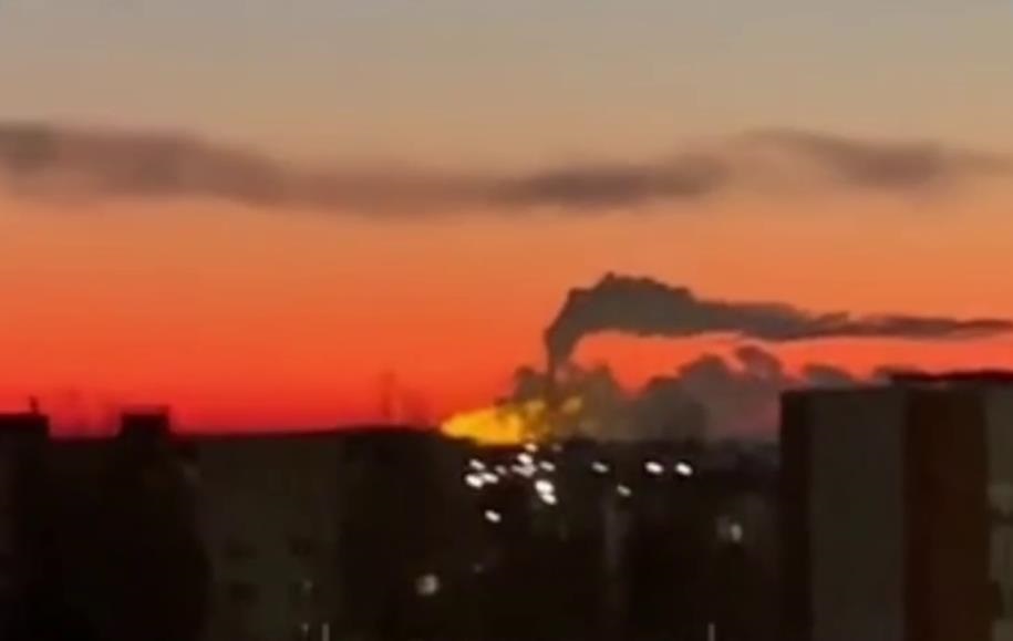 Фото для новини:У Чебоксарах після атаки БПЛА сталася пожежа