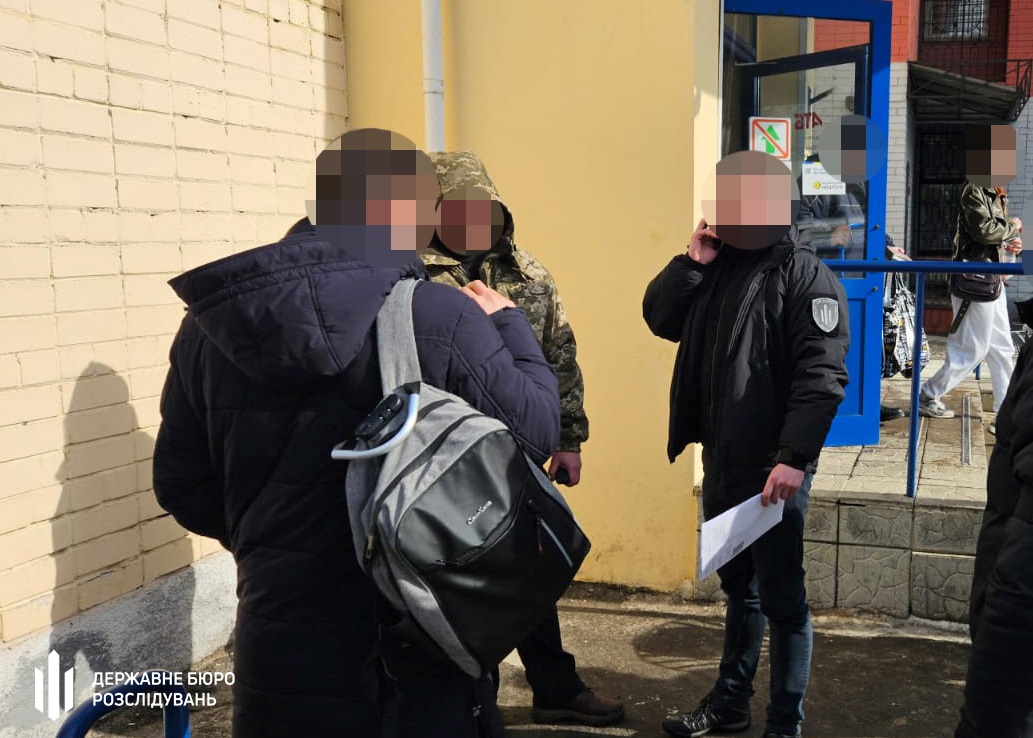 Фото для новини:У Дніпрі посадовець ДМС оформлював ухилянтам "статус іноземця"