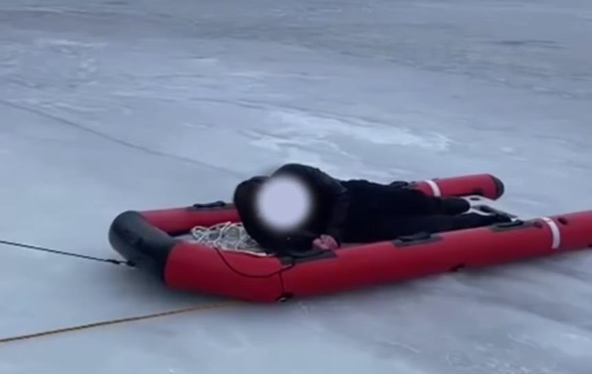 Фото для новини:У Києві двоє підлітків провалилися під лід