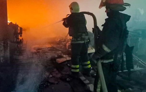 Фото для новини:У Києві горить багатоповерхівка внаслідок атаки РФ