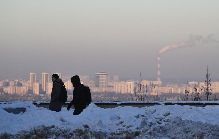 Фото для новини:У Києві почали повертати тепло в будинки після попередніх атак РФ