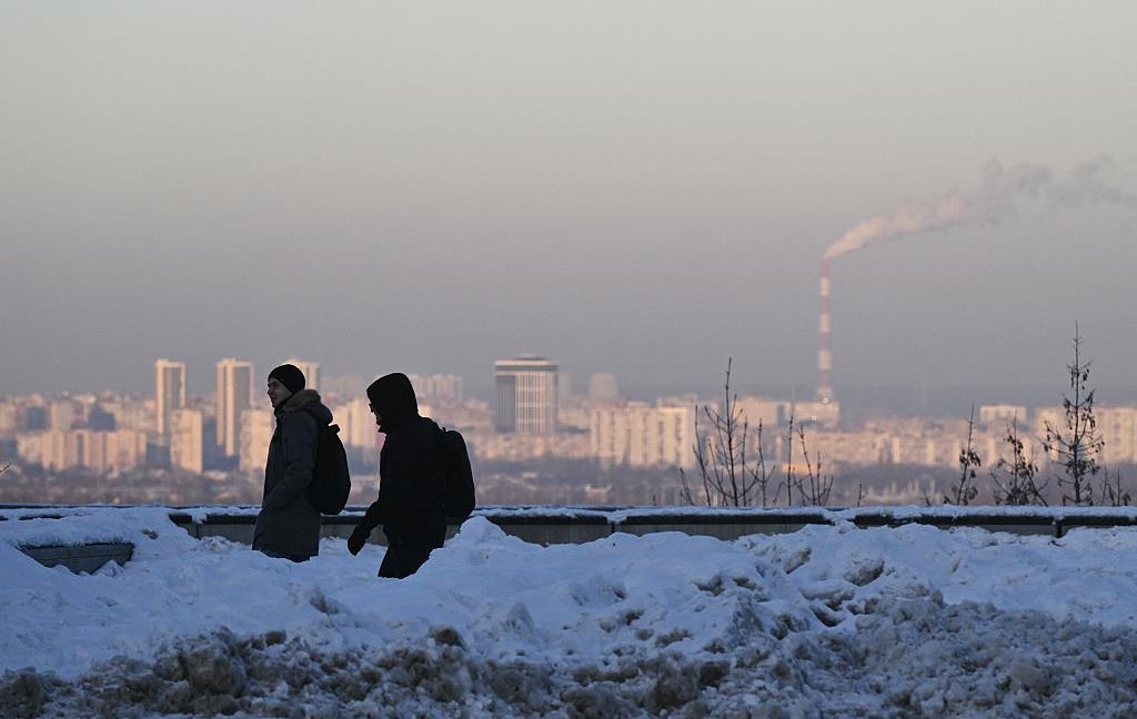 Фото для новини:У Києві подали тепло до всіх будинків після атаки 12 лютого