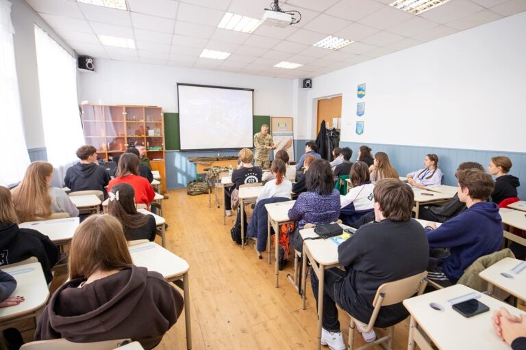 Фото для новини:У Києві понад 40% школярів повернулися до очного навчання - КМДА