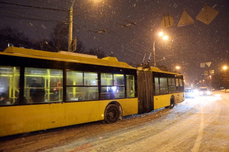 Фото для новини:У Києві поступово відновлюють рух трамваїв і тролейбусів