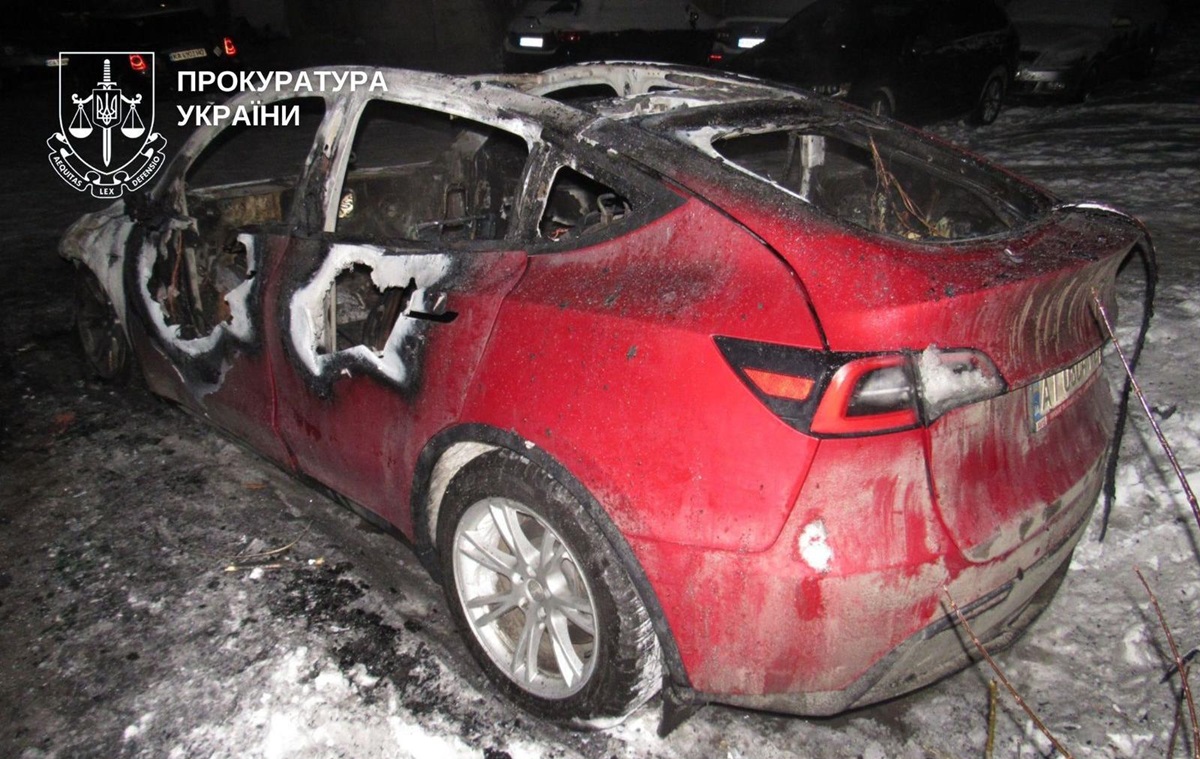 Фото для новини:У Києві спалили автомобілі Tesla на замовлення РФ