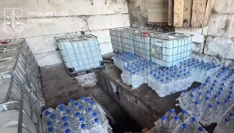 Фото для новини:У Києві виявили склади з близько 50 тонн нелегальної спиртової суміші