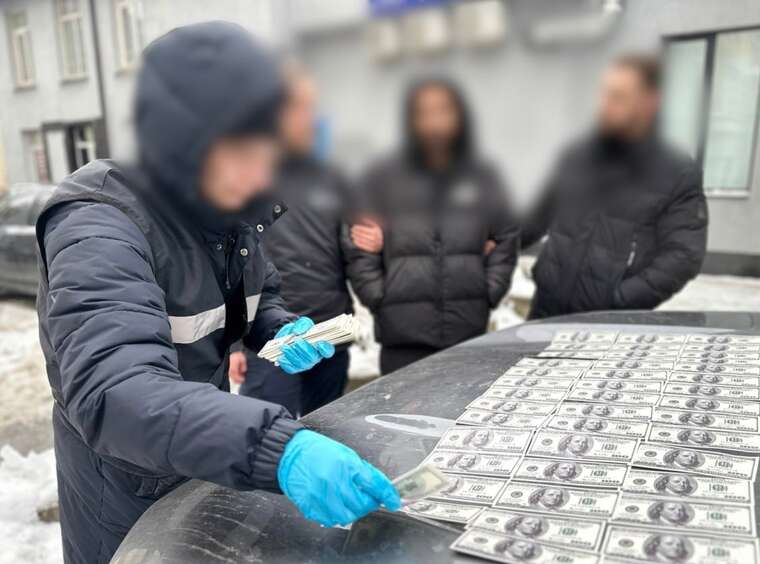 Фото для новини:У Києві затримали ділка, який вимагав 37 тисяч доларів за зняття з розшуку в Оберігу