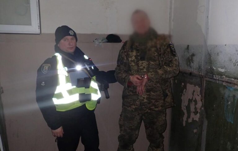 Фото для новини:У Києві затримали військовослужбовця, який напав з ножем на двох людей