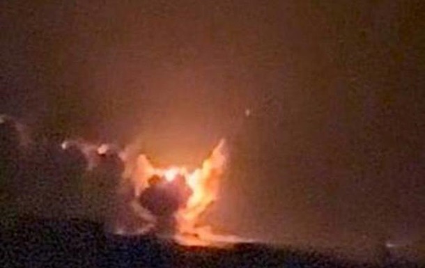 Фото для новини:У Криму вночі лунали вибухи в районі аеродромів