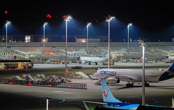 Фото для новини:У Німеччині сотні пасажирів ночували у літаках через снігопад