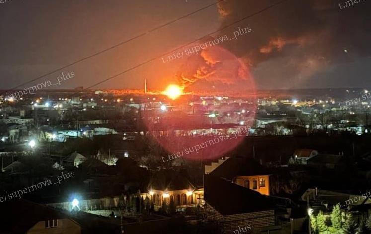 Фото для новини:У окупантів палає нафтобаза і підстанція