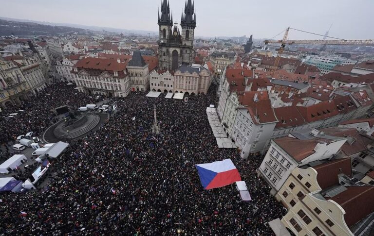 Фото для новини:У Празі відбувся масштабний мітинг на підтримку президента