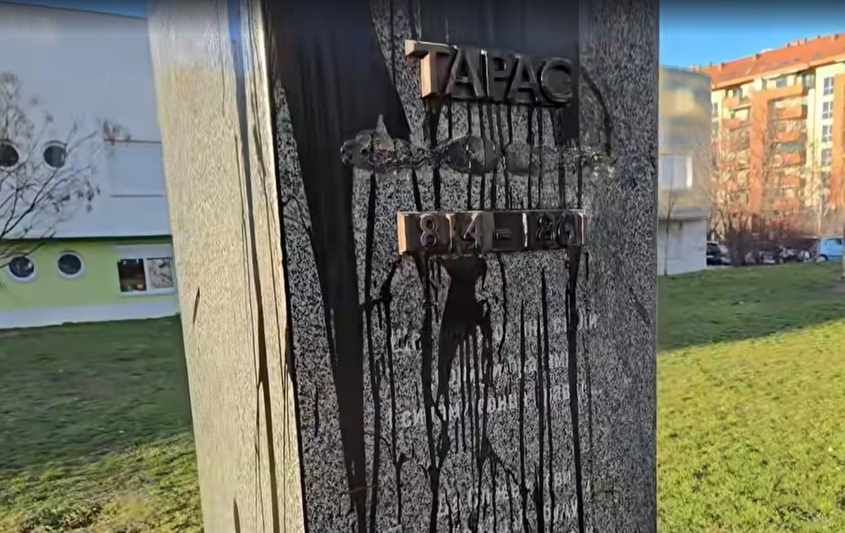 Фото для новини:У Сербії невідомі облили фарбою пам'ятник Шевченка