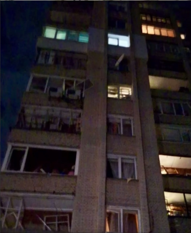 Фото для новини:У Сумах дрон Герань ударив у двір багатоповерхівки