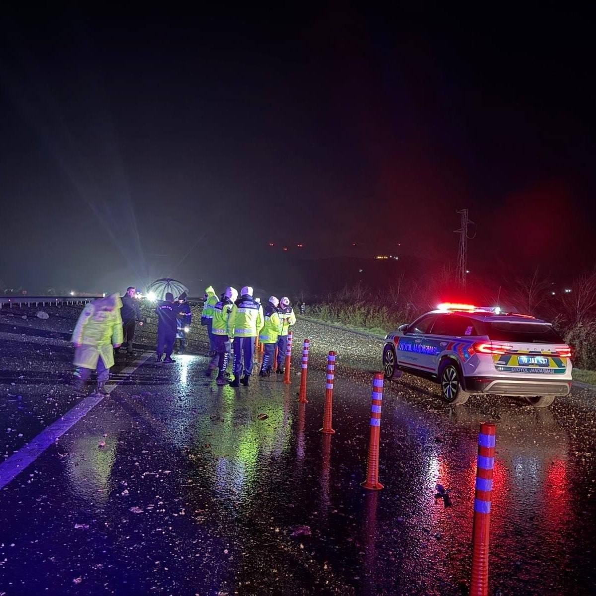 Фото для новини:У Туреччині винищувач F-16 впав на трасу: пілот загинув