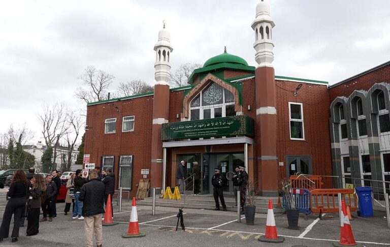 Фото для новини:У Великобританії затримали чоловіка, що прийшов до мечеті з сокирою