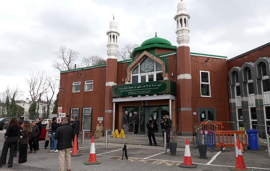 Фото для новини:У Великобританії затримали чоловіка, що прийшов до мечеті з сокирою