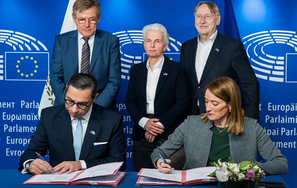 Фото для новини:У ЄП підписали кредит для України на 90 млрд євро