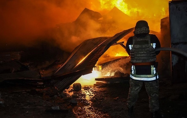 Фото для новини:У Запоріжжі після атаки РФ спалахнула пожежа