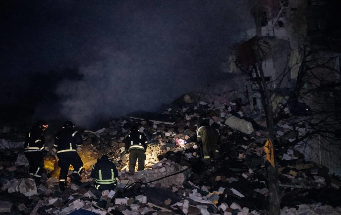 Фото для новини:Удар по Дніпропетровщині: під завалами є люди