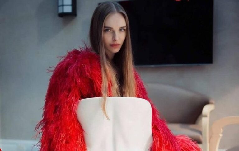 Фото для новини:Українська модель підбирала молодих дівчат для Епштейна - ЗМІ