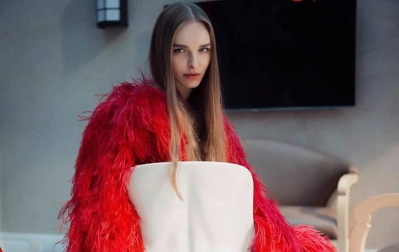 Фото для новини:Українська модель підбирала молодих дівчат для Епштейна - ЗМІ