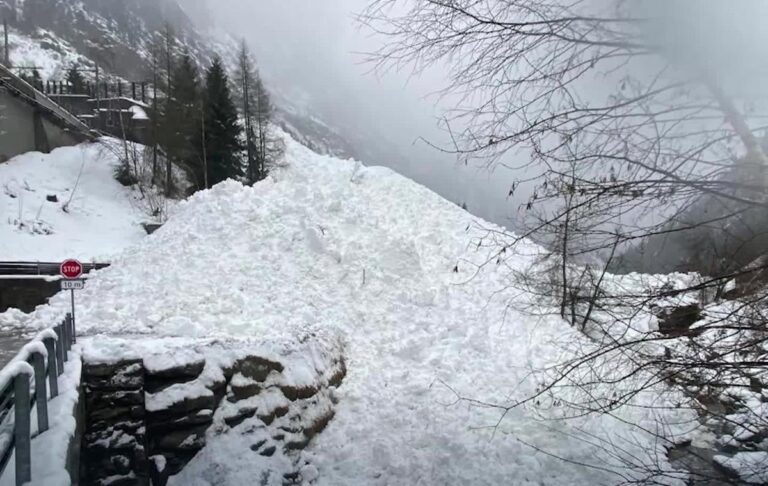 Фото для новини:В Альпах сталося кілька сходжень лавин: з рейок зійшов поїзд