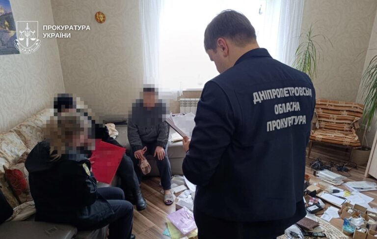 Фото для новини:В Дніпрі батьків-вихователів підозрюють у катуванні шести дітей