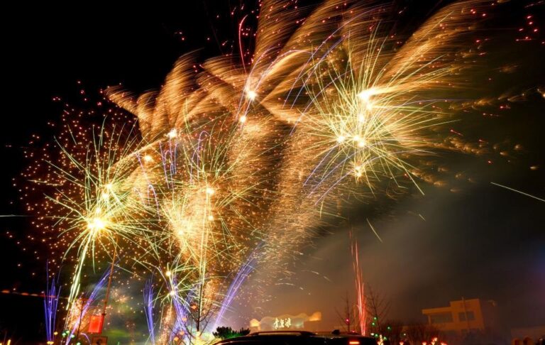 Фото для новини:В Китаї стався вибух під магазином феєрверків: є загиблі й поранені