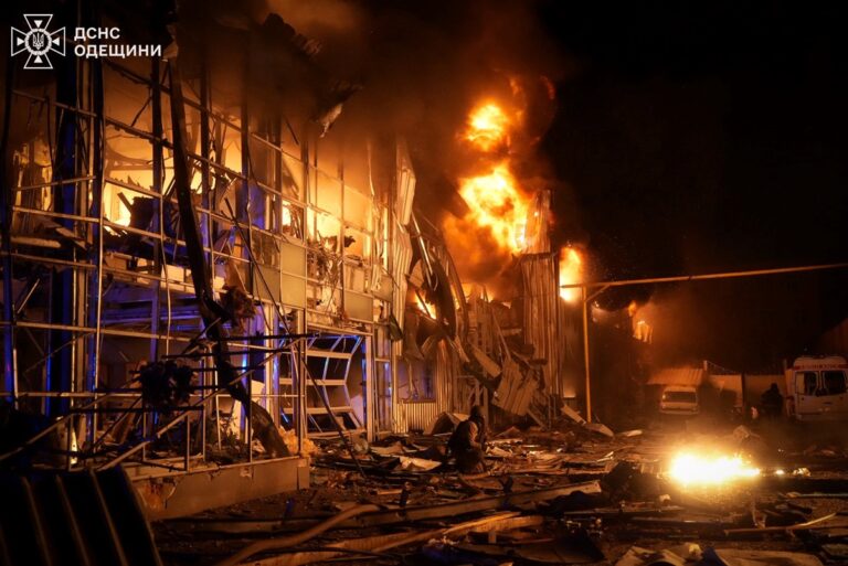 Фото для новини:В Одесі через атаку дронів згорів автосалон