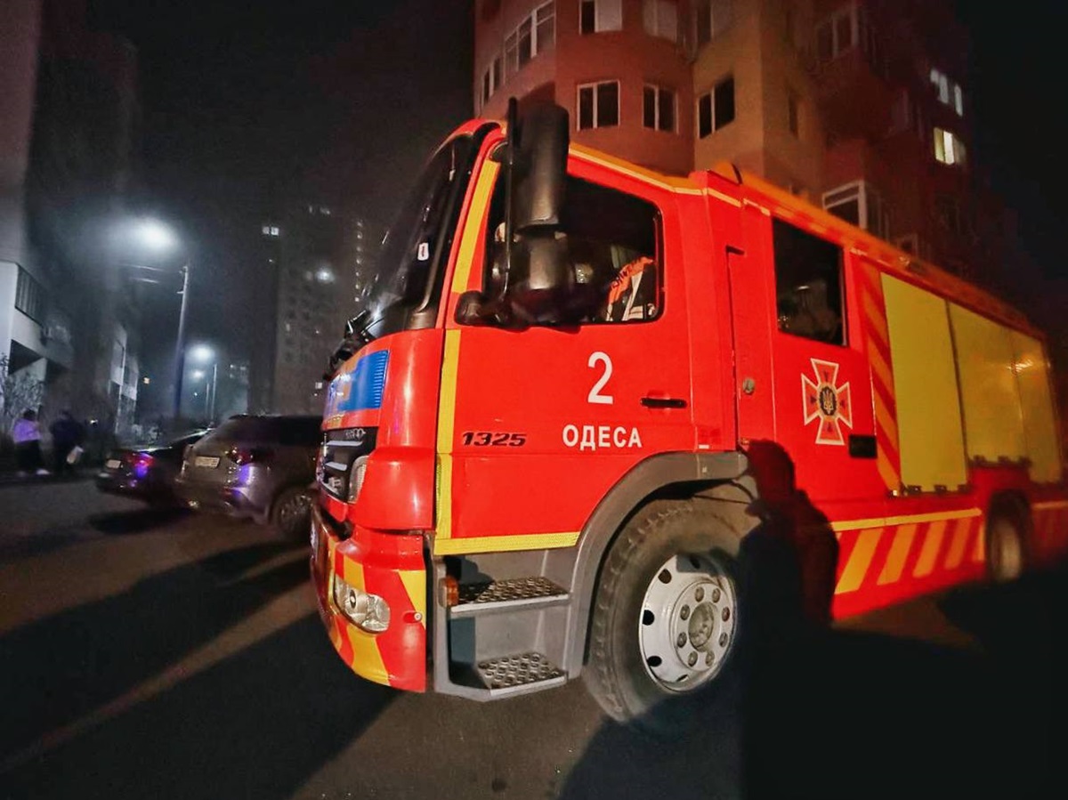 Фото для новини:В Одесі горять будинки, СТО і магазин, є поранені